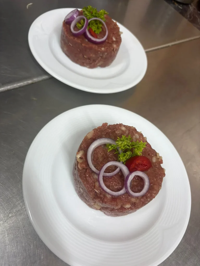 Biftec tartar cu ceapă roșie, preparat la restaurantul Tip Top