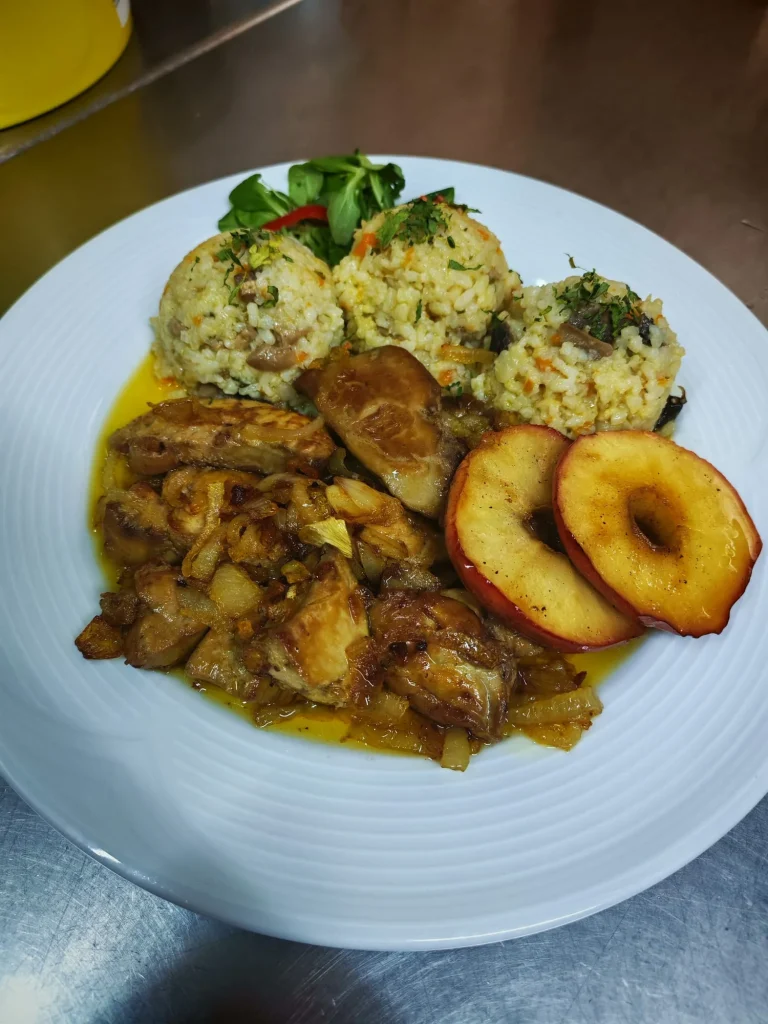 Ficat de gâscă cu garnitură, preparat la restaurantul Tip Top