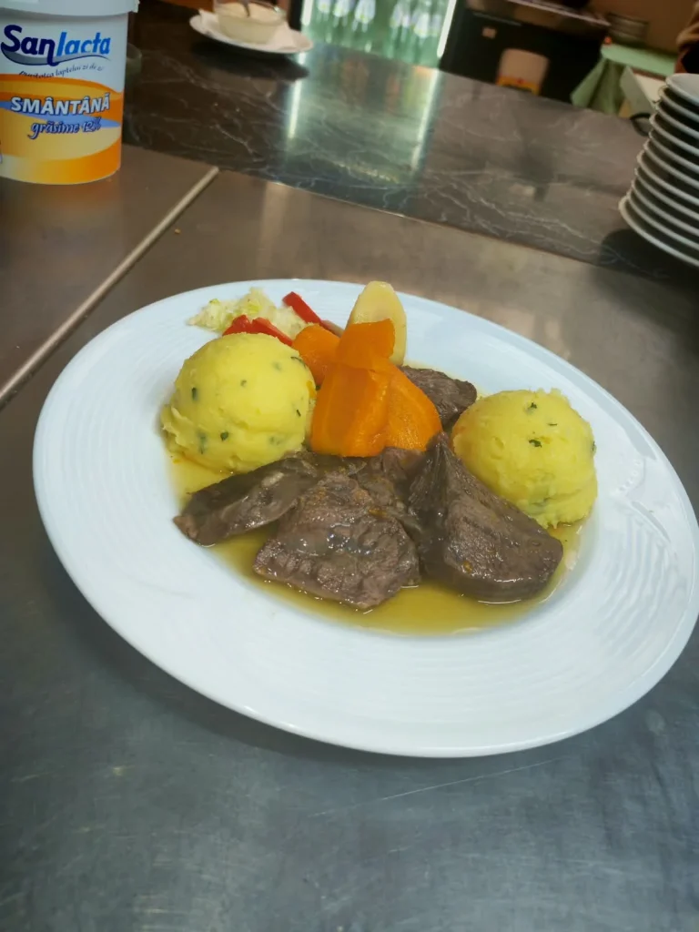 Obrăjori de vită cu piure, preparat la restaurantul Tip Top