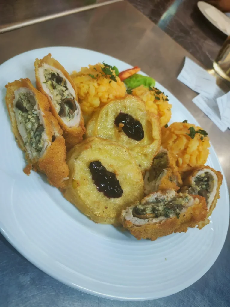 Șnițel vrăjitor cu orez, preparat la restaurantul Tip Top