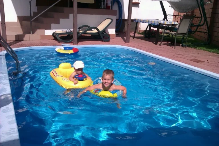 Piscina în aer liber a pensiunii