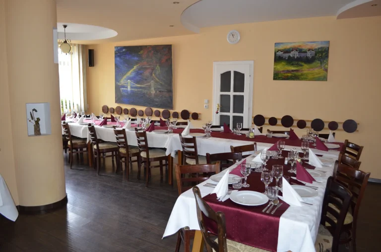 Sala de evenimente pregătită pentru o petrecere