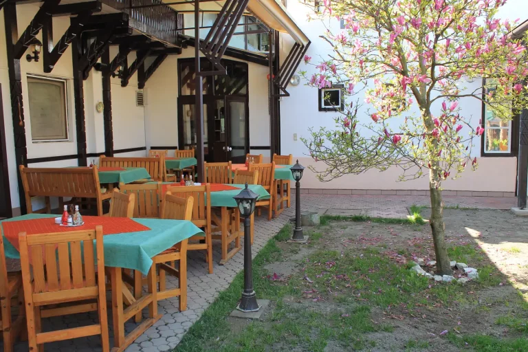 Terasa restaurantului Tip Top